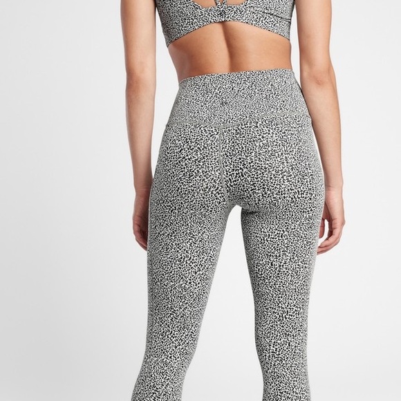 🩷ATHLETA SALUTATION STASH POCKET TEXTURED BLACK 7/8 TIGHTS LEGGINGS SIZE SMALL - Picture 3 of 10